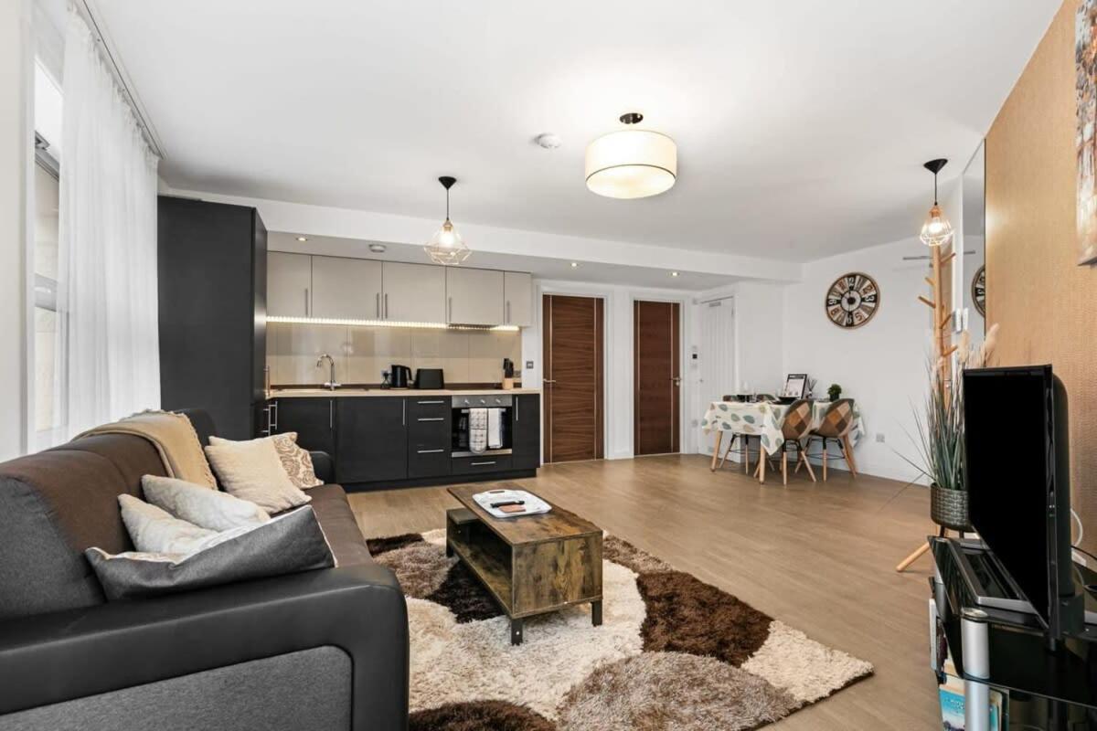 Modern 1 Bedroom Apartment In Woking Town Centre Exterior photo
